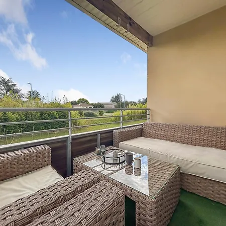 Lumineux Avec Balcon & Piscine * Les Billaux